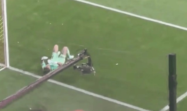 九游体育官网-前曼城门将埃德森比赛中被杂物击中，倒地后愤怒推开摄像机