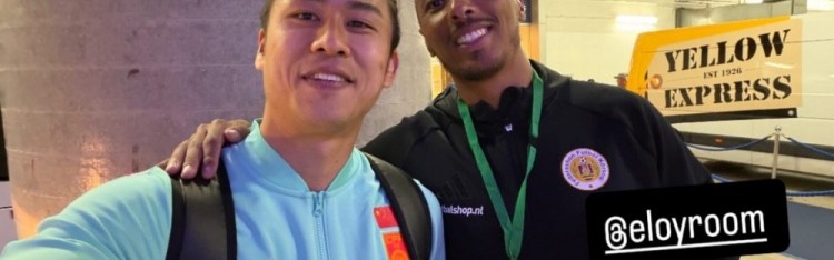 九游体育官网-张玉宁社媒晒和库拉索门将罗姆合影，两人曾在维特斯共事两个赛季