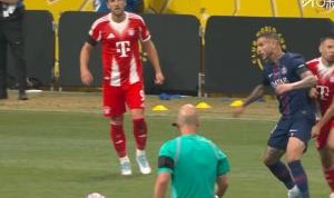 九游体育APP-巴黎补时阶段再被罚下1人，卢卡斯肘击格雷罗，被直红罚下