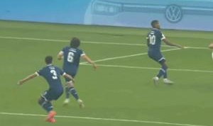 九游体育-顶级乌龙斯图加特后卫头球回顶给门将，角度刁钻皮球直入球网