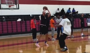 状态不错！克莱与迈克尔-比斯利一起打对抗赛 弹无虚发