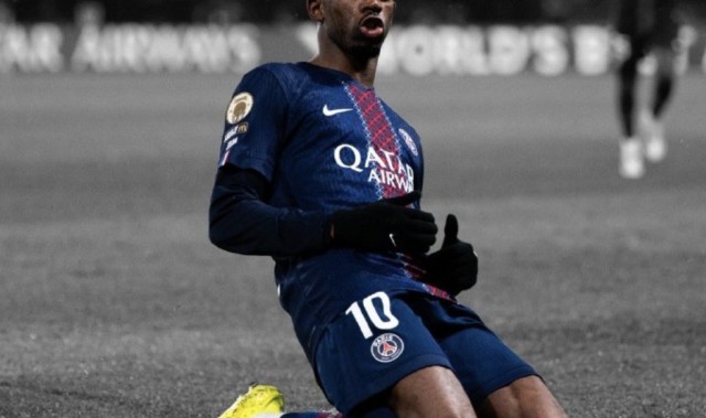 九游体育-此球只应天上有！28岁世界第1演凌波微步：戏耍5人防线 门将蒙羞