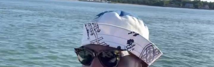 夏日快乐😁詹姆斯晒自拍独自一人驾驶快艇惬意兜风🚤