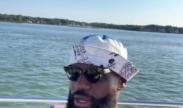 夏日快乐😁詹姆斯晒自拍独自一人驾驶快艇惬意兜风🚤